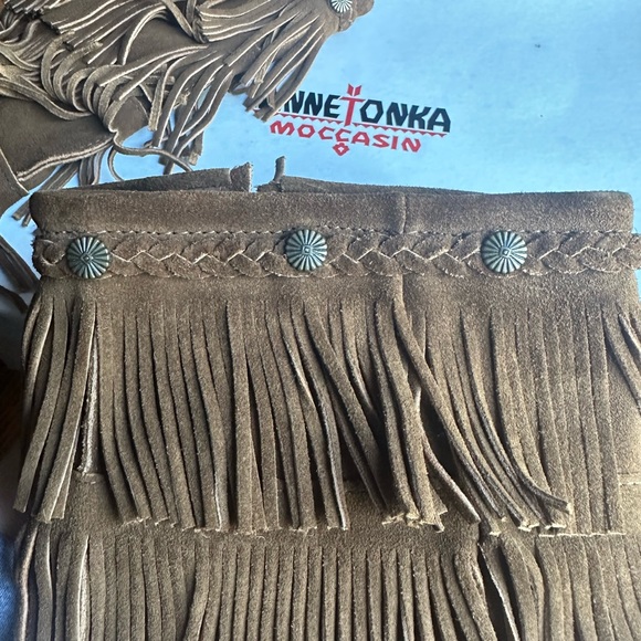 Minnetonka Women's 5-Layer Fringe Boot - Picture 4 of 6